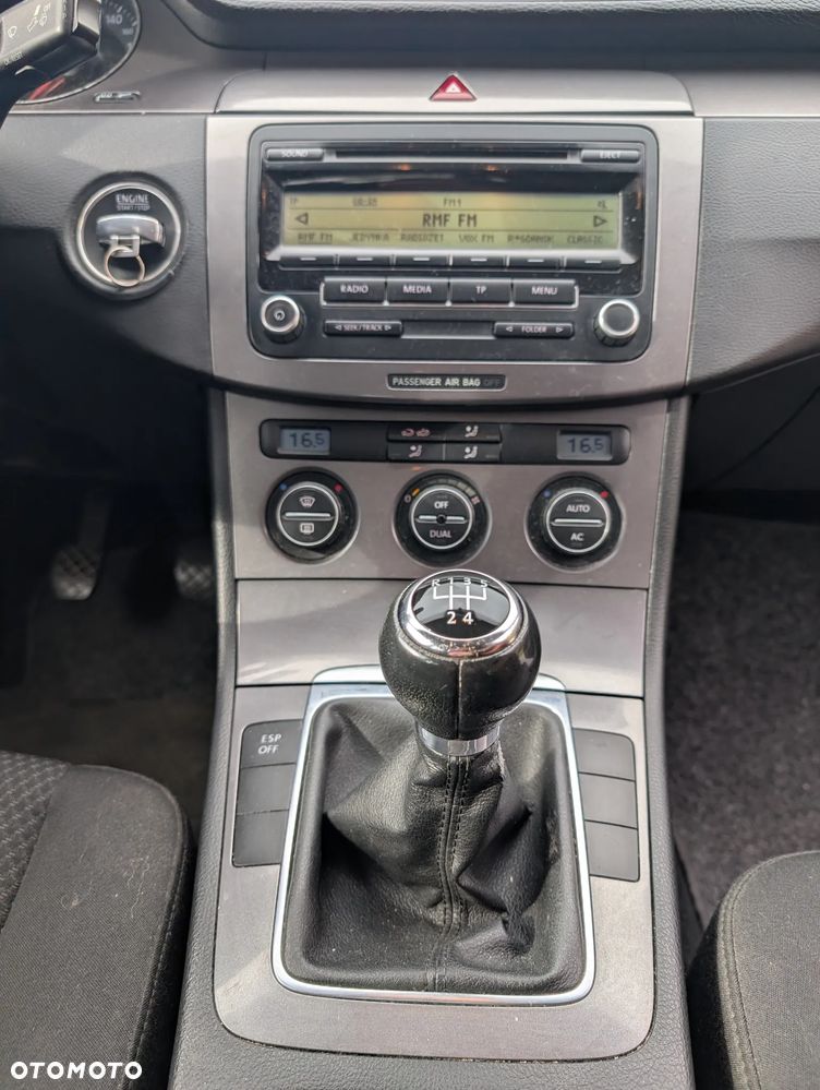 Volkswagen Passat 1.9 TDI DPF BlueMotion - 14