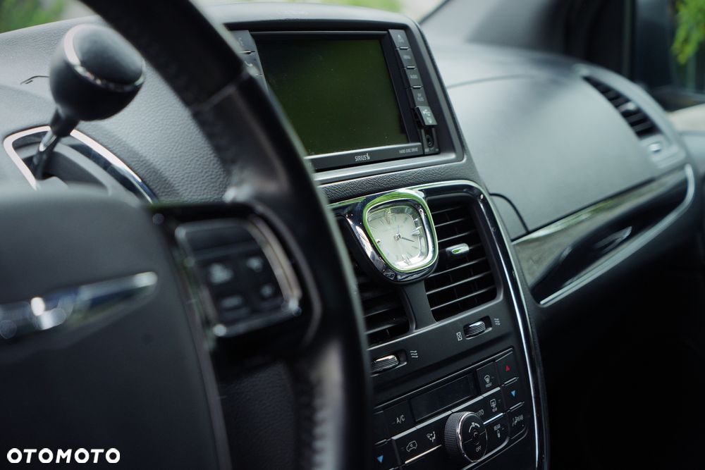 Chrysler Town & Country - 12
