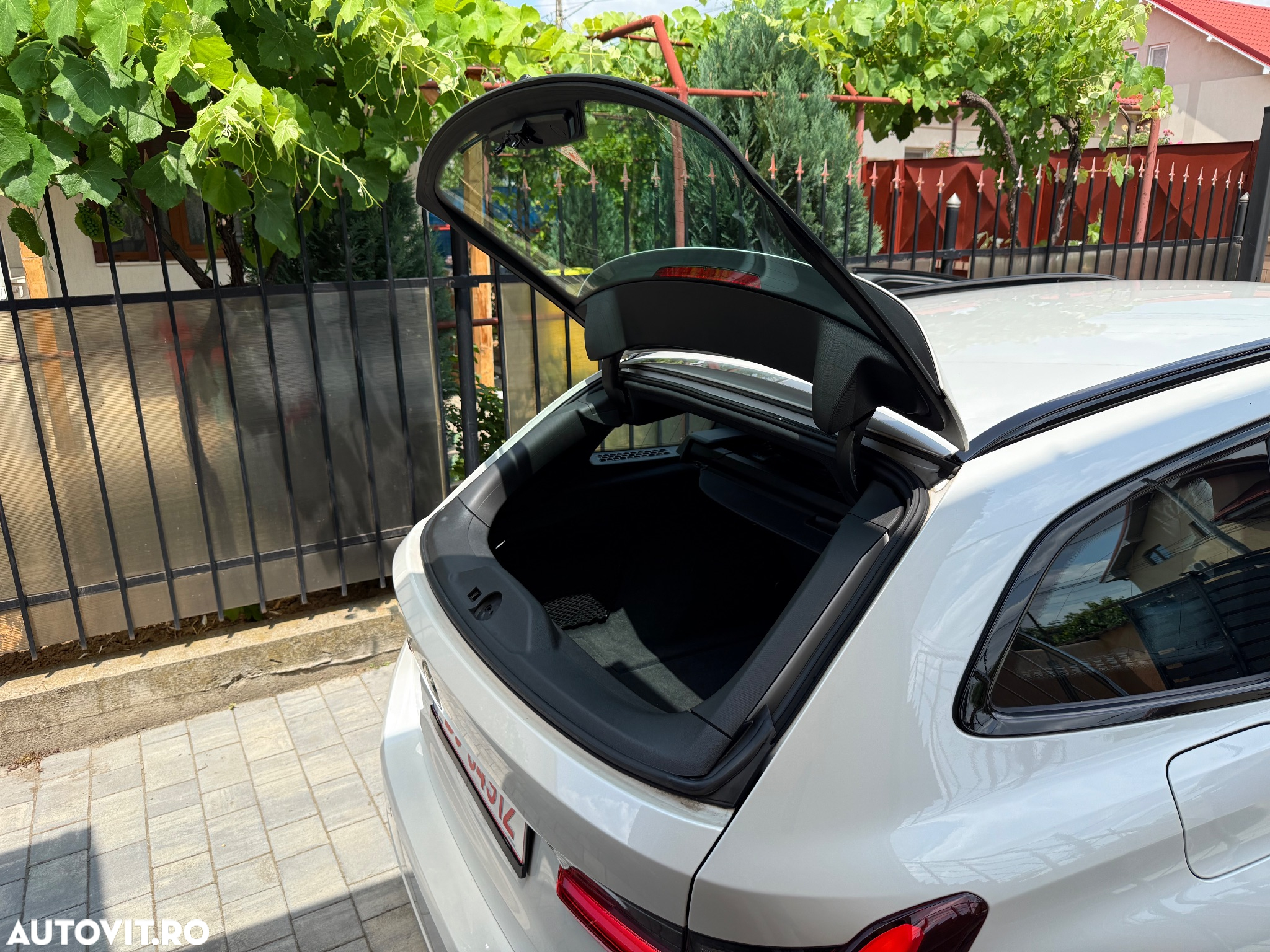 BMW Seria 3 318i Touring Aut. - 9