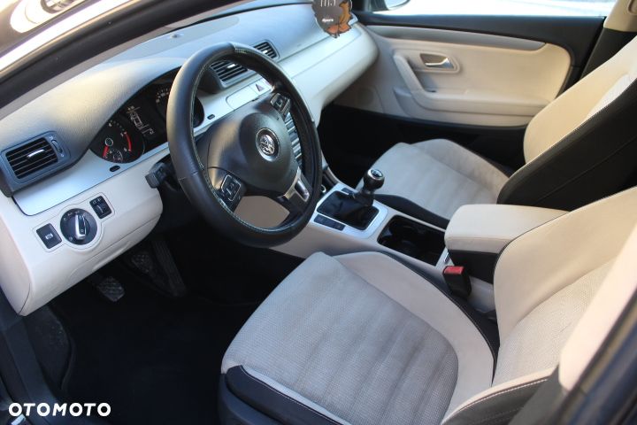 Volkswagen Passat CC - 32