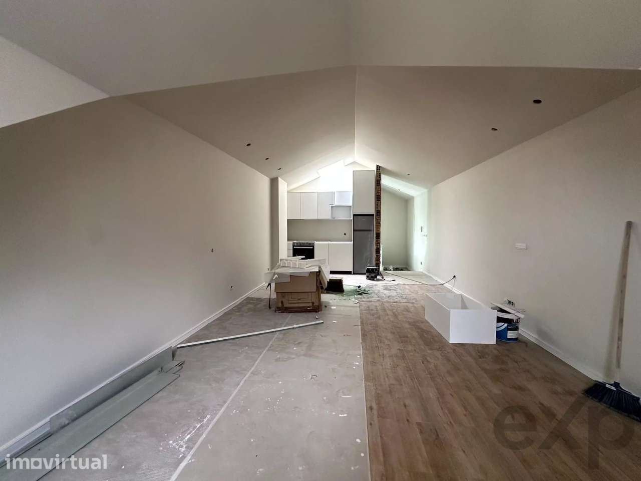 T0 de luxo no último piso, em plena Baixa do Porto - Grande imagem: 4/18