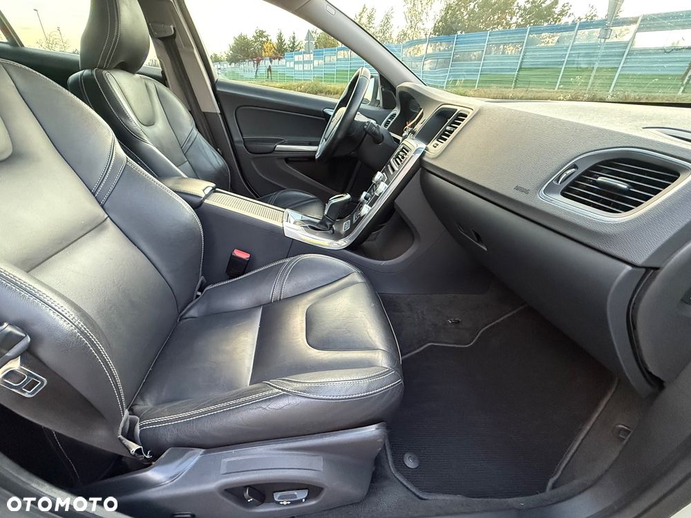 Volvo V60 D6 AWD Plug-in Hybrid Summum - 31