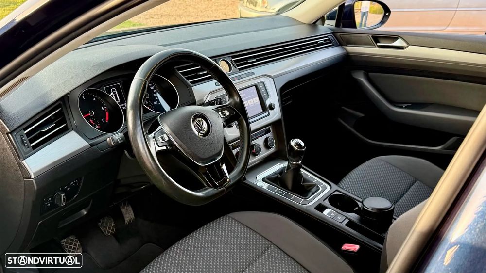VW Passat Variant 1.6 TDI Confortline Navig - 9