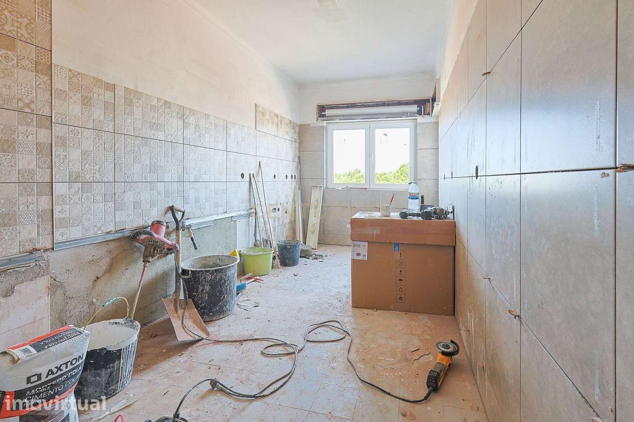 T3 totalmente remodelado em Vale de Milhaços, Corroios - Grande imagem: 2/21