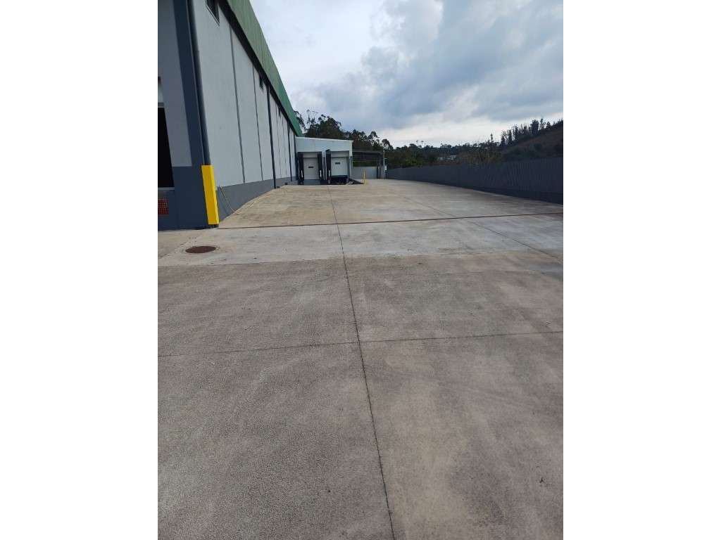 Armazém com 700 m² - Antigas Oficinas Renault - Cruz de Pau, Amora - Grande imagem: 4/5