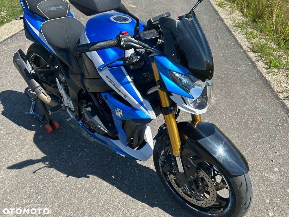 Suzuki GSR - 23