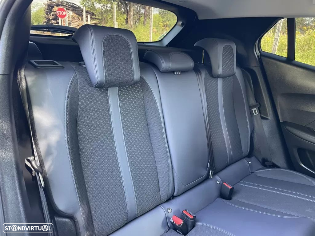 Peugeot 2008 1.2 PureTech Allure - 37