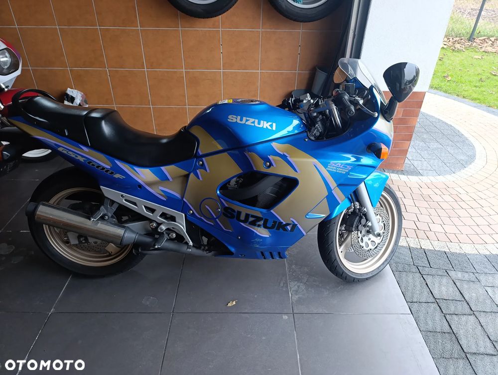 Suzuki GSX - 13