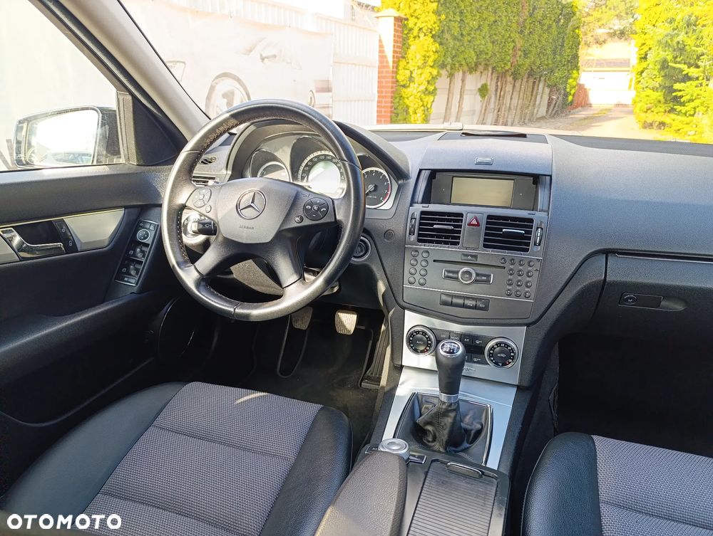 Mercedes-Benz Klasa C 180 CGI BlueEFFICIENCY Avantgarde - 7