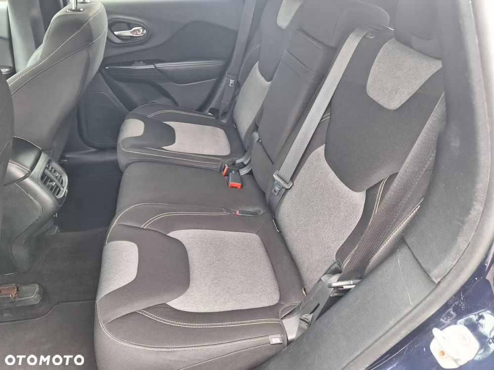Jeep Cherokee - 16