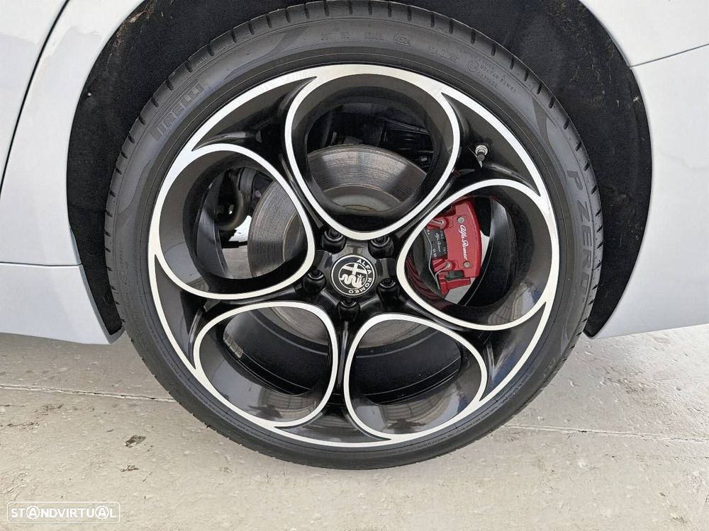 Alfa Romeo Giulia 2.0 T Veloce Q4 AT8 - 11