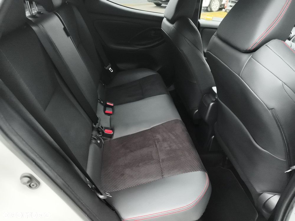 Toyota Yaris - 10