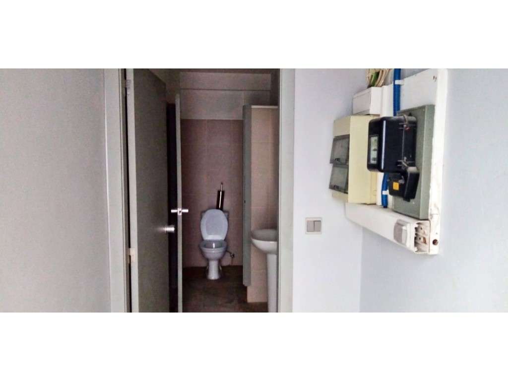 Armazém c/ 285 m2 para arrendamento na Maia - Grande imagem: 4/6