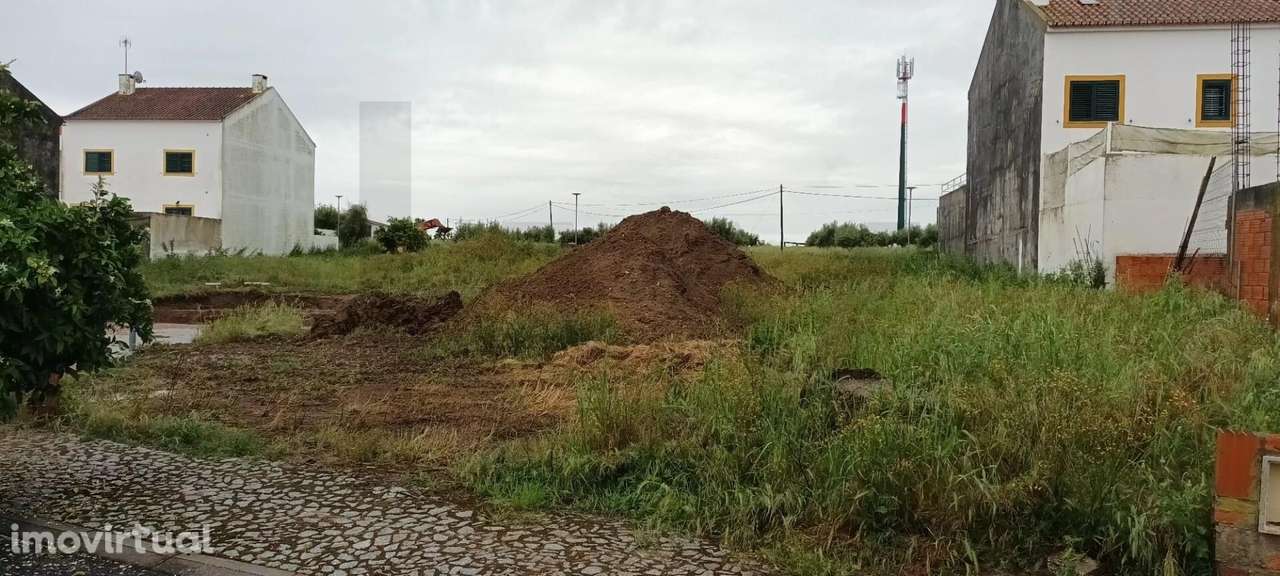 Terreno urbano de 198 m2 e com área de implantação do edifício de 108m - Grande imagem: 2/15