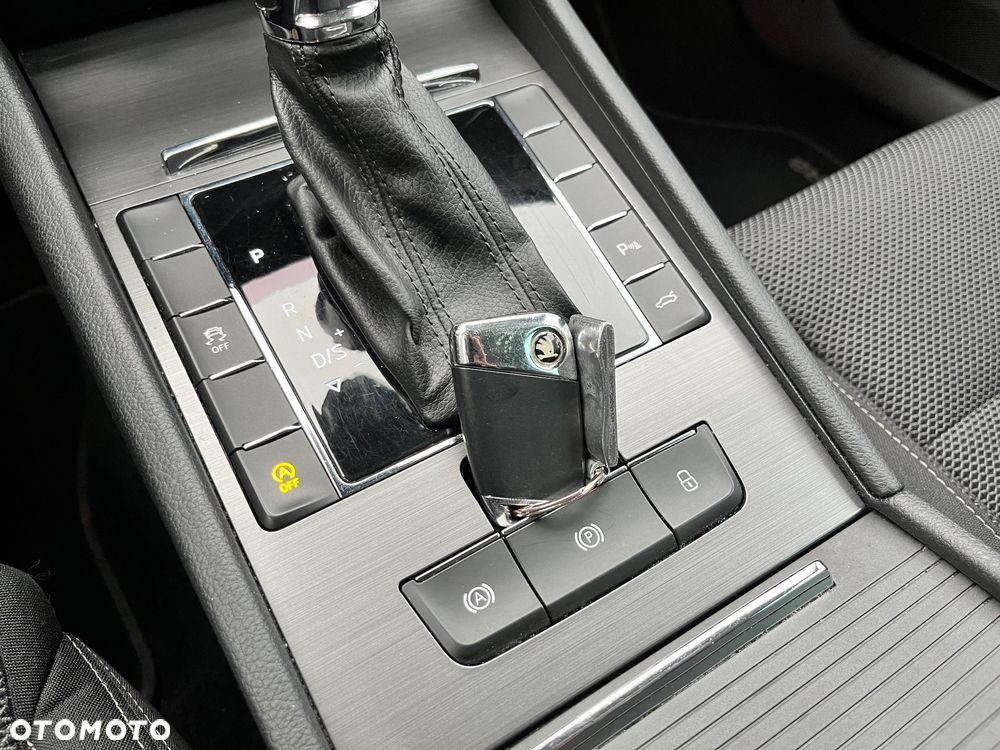 Skoda Superb 2.0 TDI Style DSG - 34