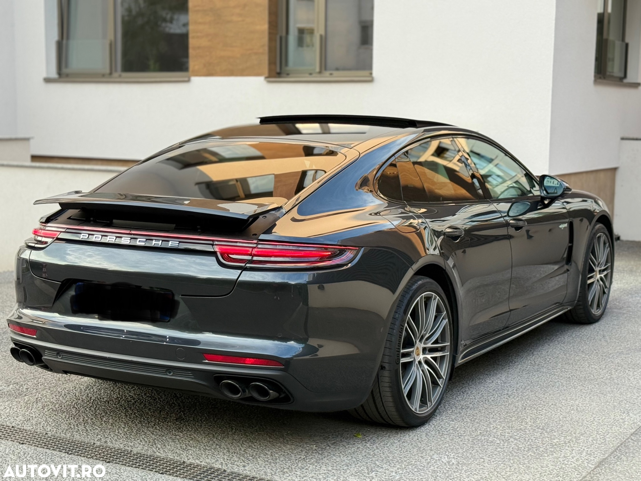 Porsche Panamera 4 E-Hybrid - 4
