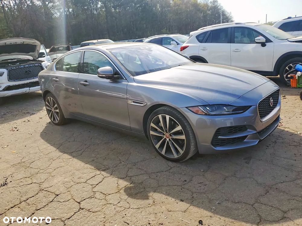 Jaguar XE - 3