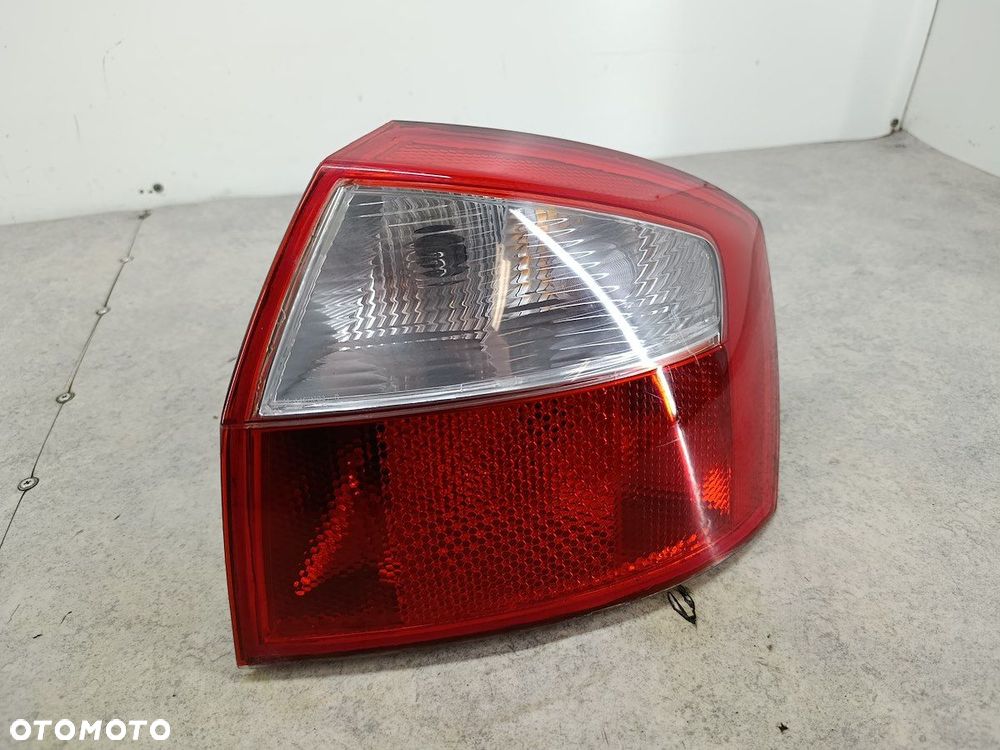 LAMPA TYLNA PRAWA AUDI A4 B6 SEDAN - 1