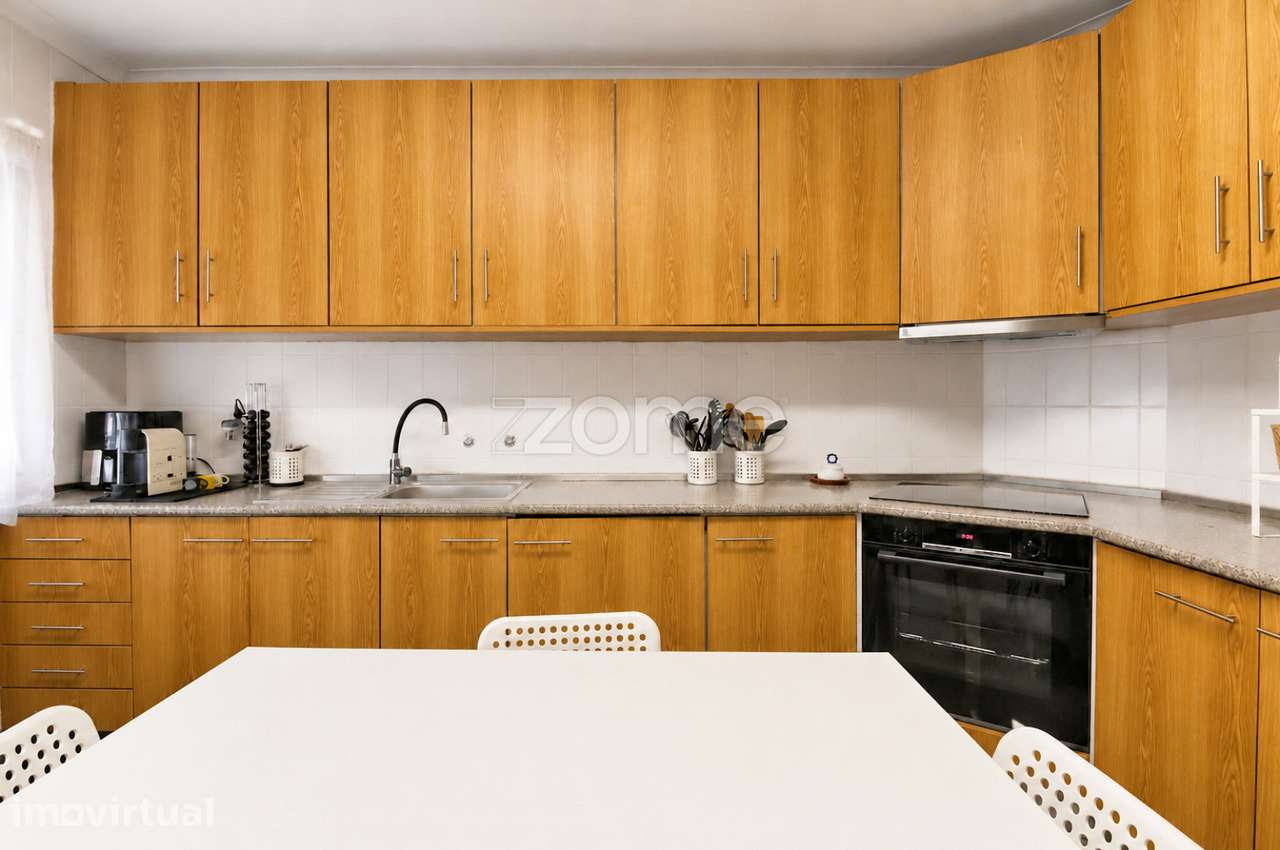 Apartamento T2 com Varanda e Garagem Fechada, perto do Maia Jardim - Grande imagem: 3/31