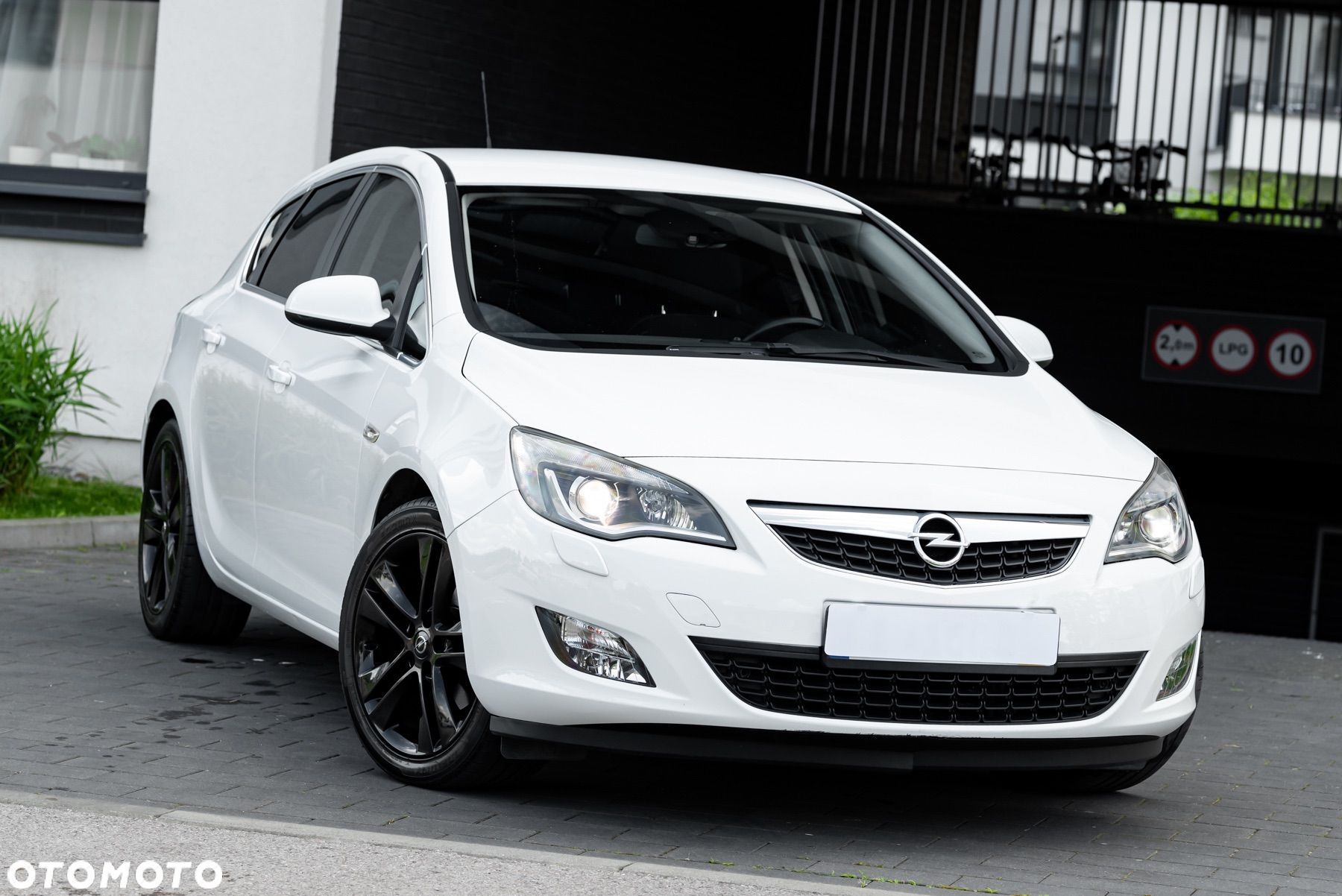 Opel Astra 1.6 Turbo Sport - 1