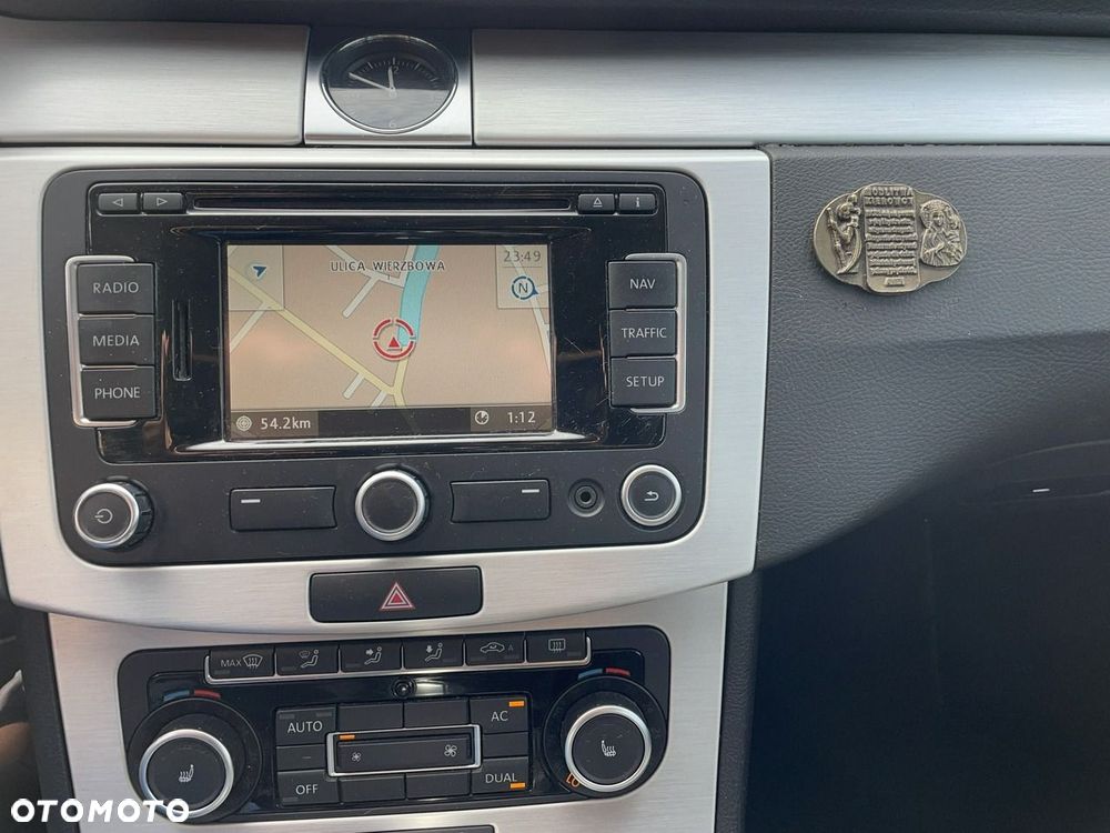 Volkswagen Passat - 12