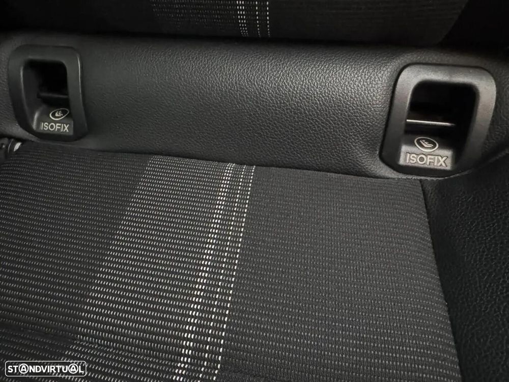 Mercedes-Benz GLA 180 - 32