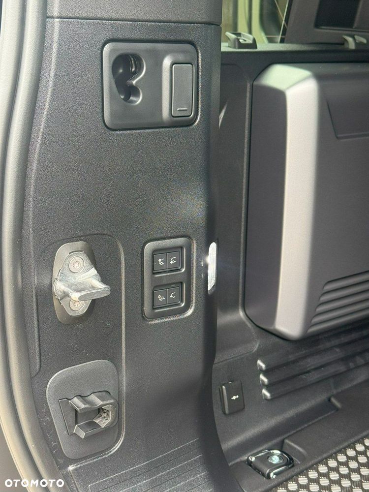 Land Rover Defender - 27