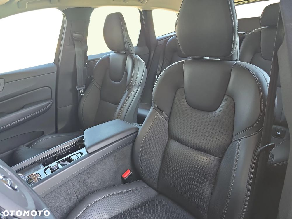 Volvo XC 60 B4 D AWD Plus Dark - 11