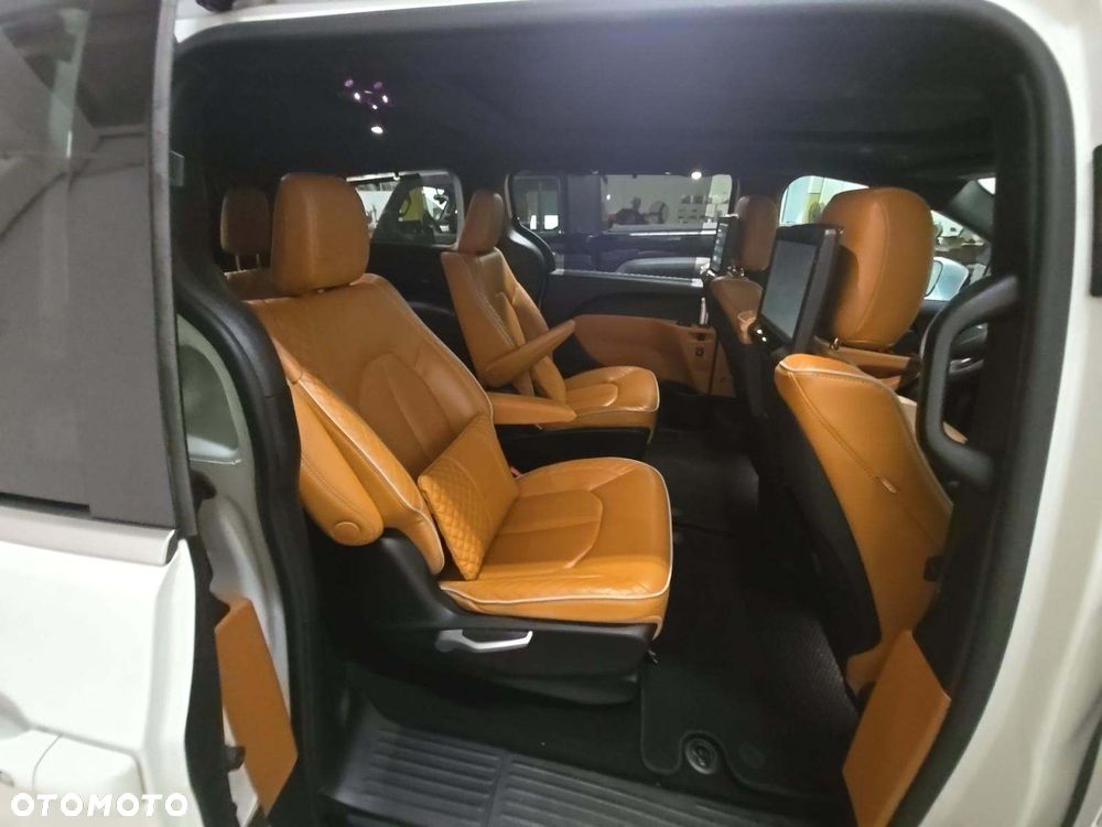Chrysler Pacifica - 11