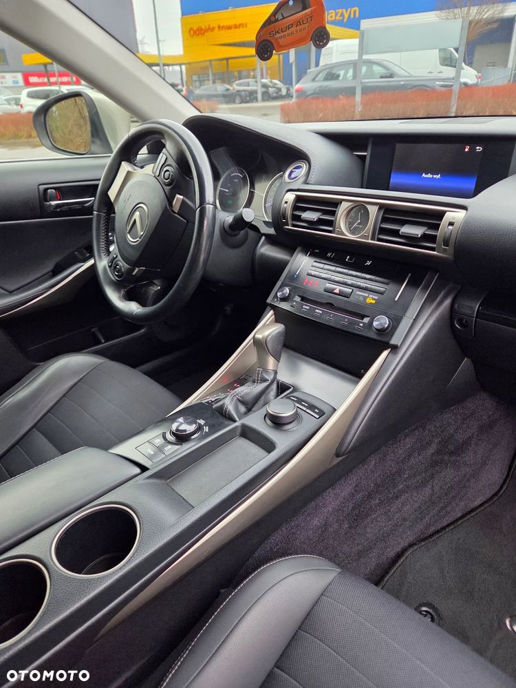 Lexus IS 300h Elite - 28