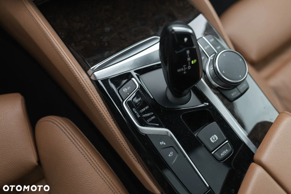 BMW Seria 5 M550i xDrive sport - 28