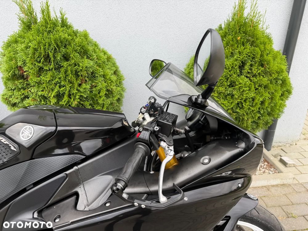 Yamaha R1 - 23