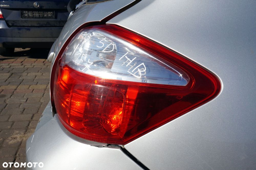 LAMPA TYLNA PRAWA AURIS E15 I LIFT 5D HB 81551-02550 TOYOTA 2009-2013 - 2