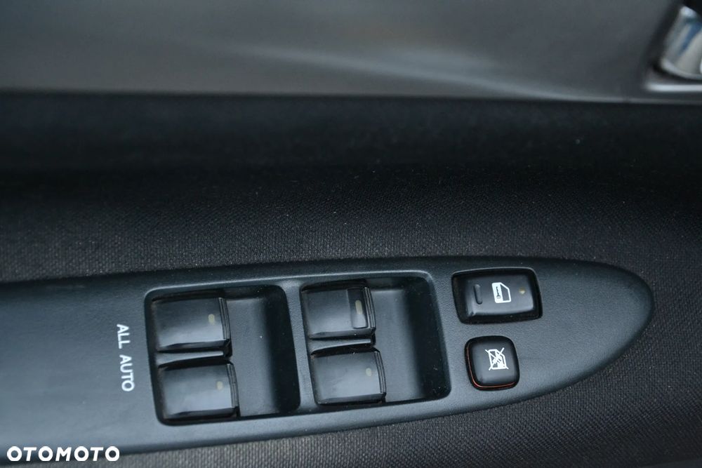 Toyota Avensis Verso 2.0 - 35