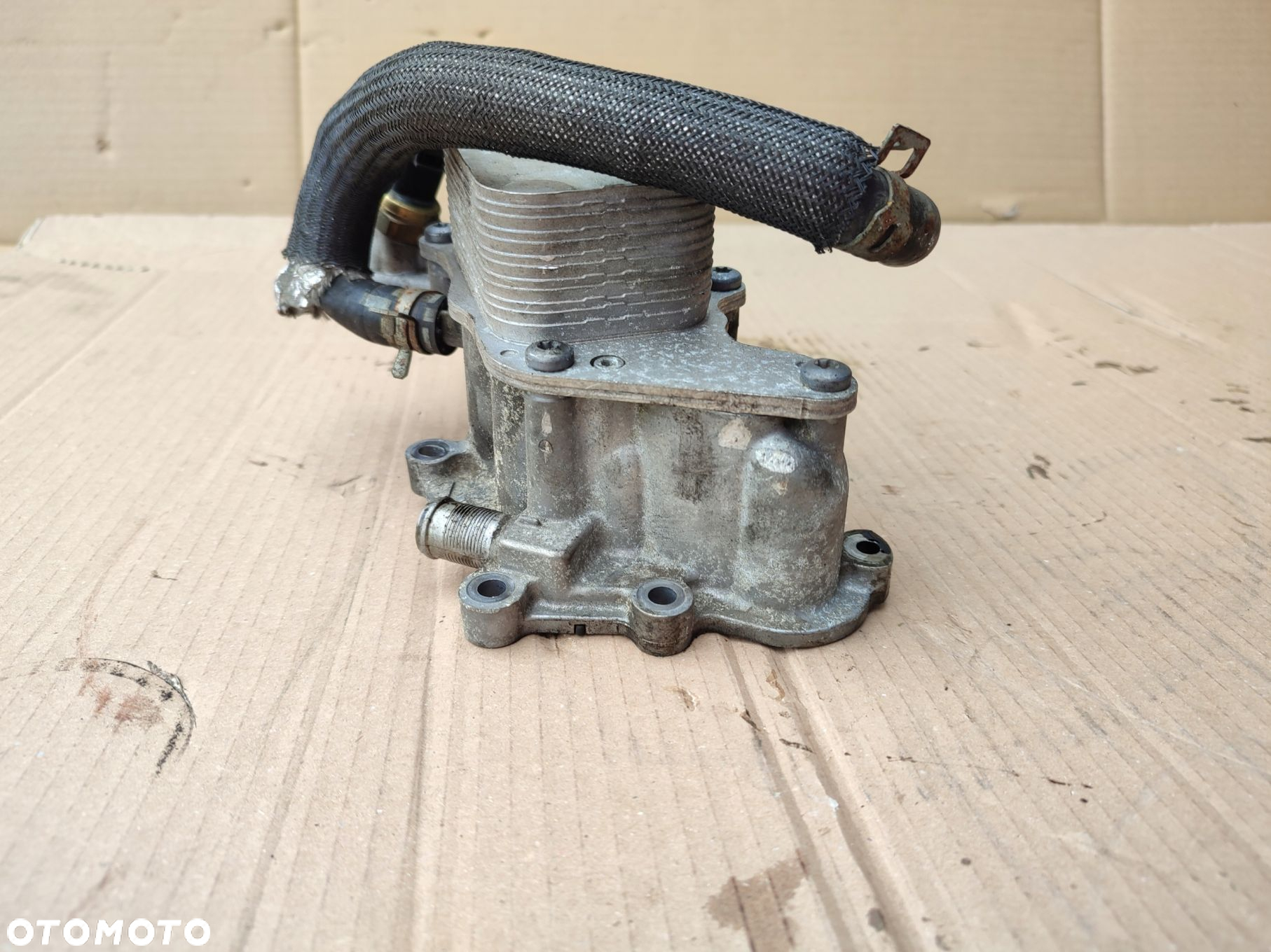 Podstawa obudowa filtra oleju PEUGEOT CITROEN 1.6THP V86437458001 - 2