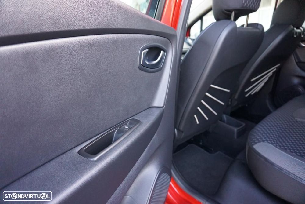 Renault Captur 1.5 dCi Red Edition — fotografia 25