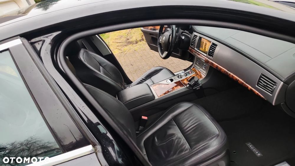 Jaguar XF 2.7 V6 Premium Luxury - 38