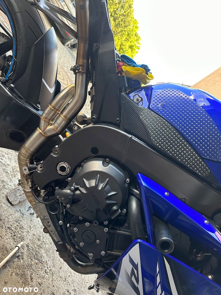 Yamaha R1 - 18