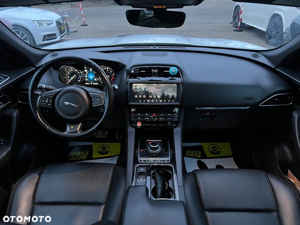 Jaguar F-Pace 25t AWD Prestige - 12