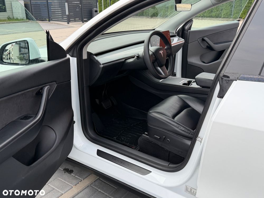 Tesla Model Y - 12
