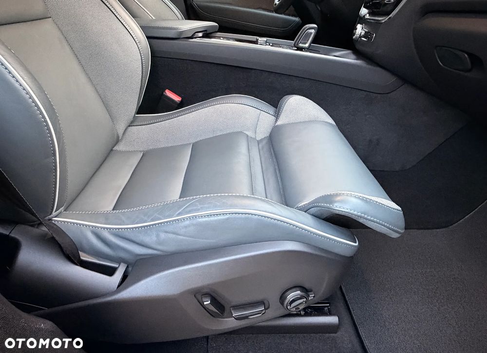 Volvo XC 60 B4 D AWD Plus Dark - 20