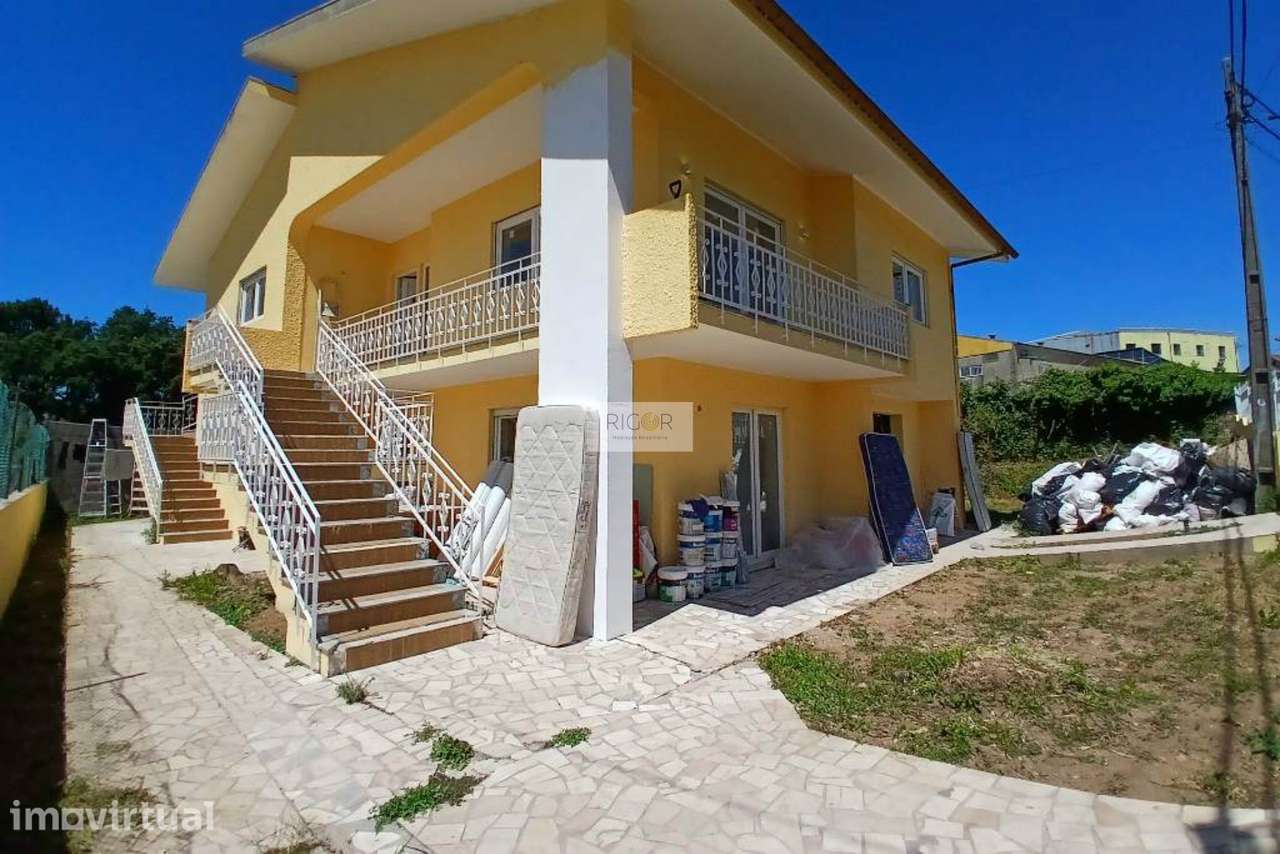 Moradia de 4 frentes de rés do chão e 1º andar inserida em terreno de - Grande imagem: 2/17
