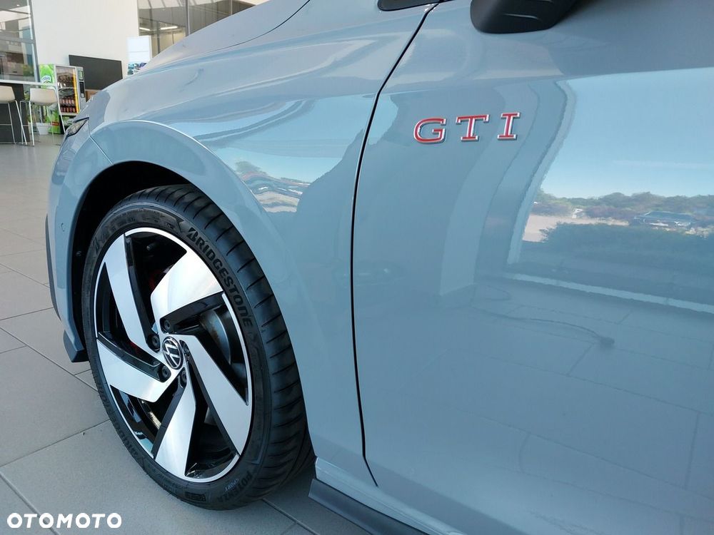Volkswagen Golf - 6