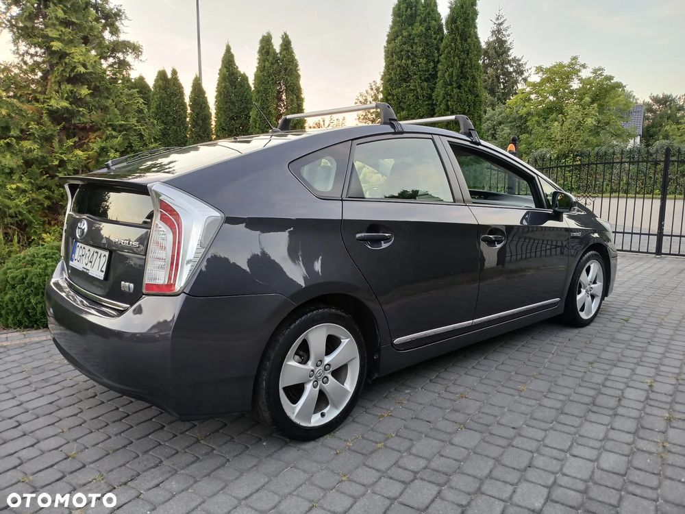 Toyota Prius (Hybrid) Executive - 15