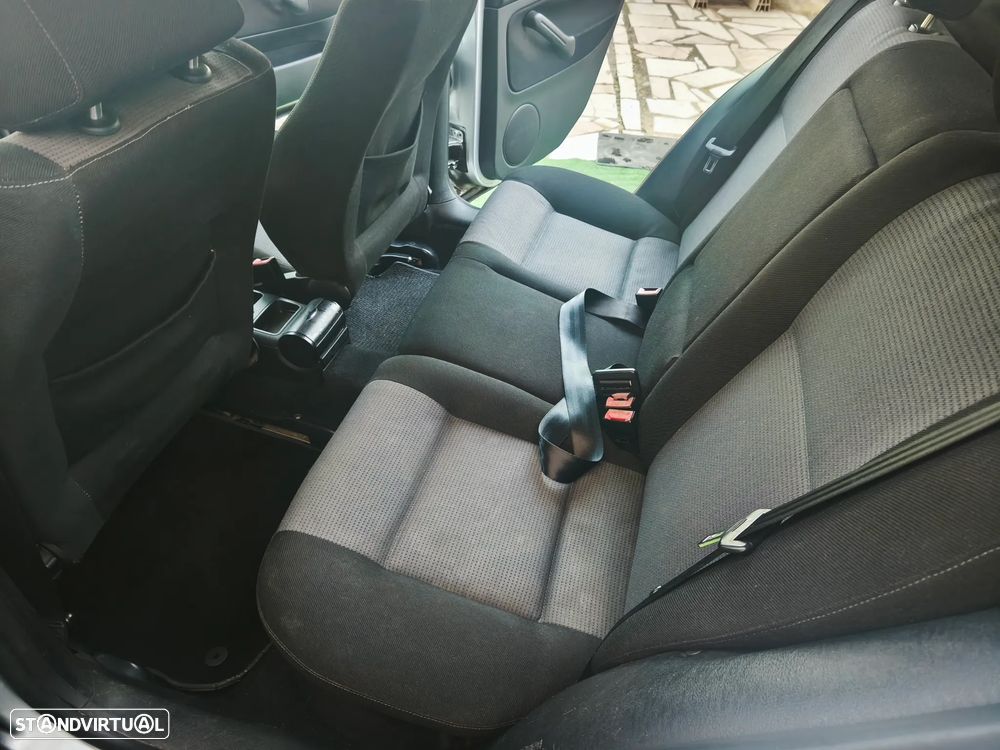 VW Golf 1.9 TDi 25 Anos - 17