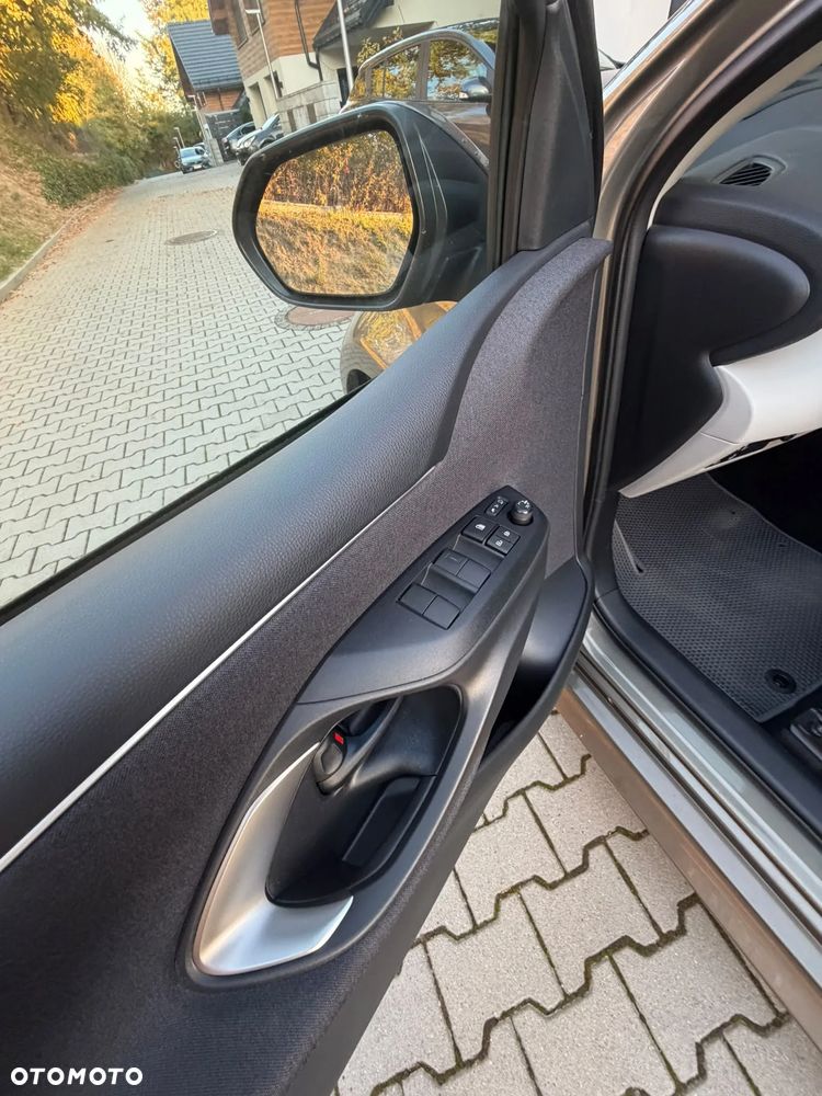 Toyota Yaris 2023 photo 2