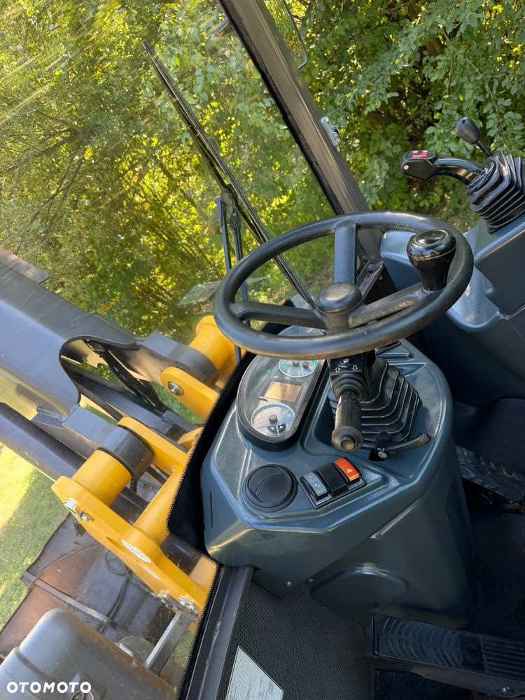 Mecalac AX1000 Ładowarka kołowa łamana 6,5 tony. Udźwig około 3 tony. 2017 rok.  Jak Nowa! Oryginał łyżka KROKODYL otwierana i widły. Mocny silnik DEUTZ 4 cylindry DEUTZ. Zero luzów i wycieków. Aktualne Badania DEKRA BMWT. Wielka Okazja. Maszyna jak nowa z Salonu. 2900 mtg. Pochodzi z Norweskiego urzędu gminy. Dodatkowe linie Hydrauliczne. Szybka wolna Jazda Rewers Hydrostatic. Wersja Norweska Mocne doświetlenie dodatkowe grzanie. kabina Ogrzewana wentylowana! Zmiana Osprzętu Hydrauliczna! pełne sterowanie z dżojstika! Podzespoły pompy suche, czytelne tabliczki! OKAZJA - 40