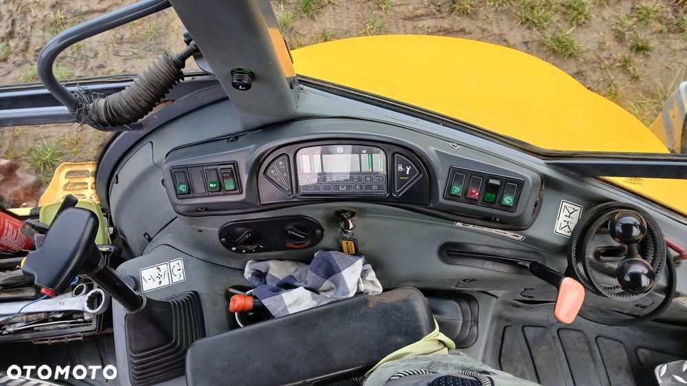 New Holland LB 115 - 28