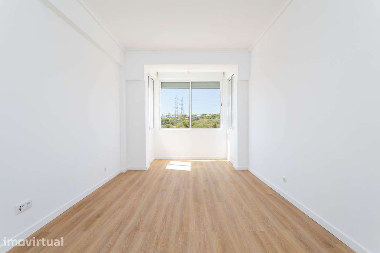 Moderno T2 Remodelado com Vista Livre na Calçada de Carriche - Grande imagem: 2/37