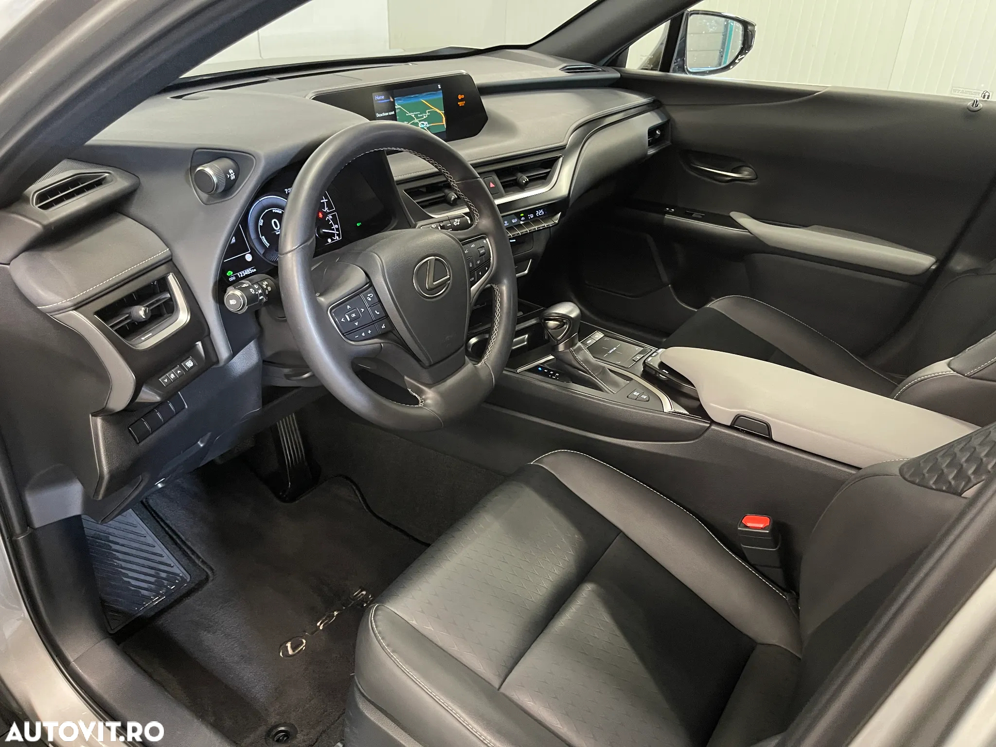 Lexus UX 250h 2.0L HEV 20H- (178 HP) 4X4 CVT Executive - 5